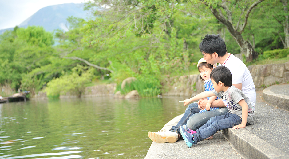 キッズスポット 三島池前にある階段に座る親子の男の子が池に向かって指を指している