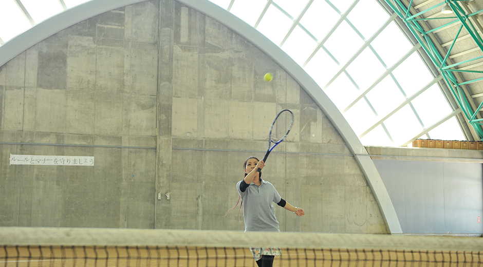 グリーンドーム・すぱーく山東 テニスをする女性1