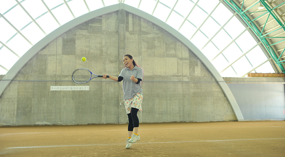 グリーンドーム・すぱーく山東 テニスをする女性2
