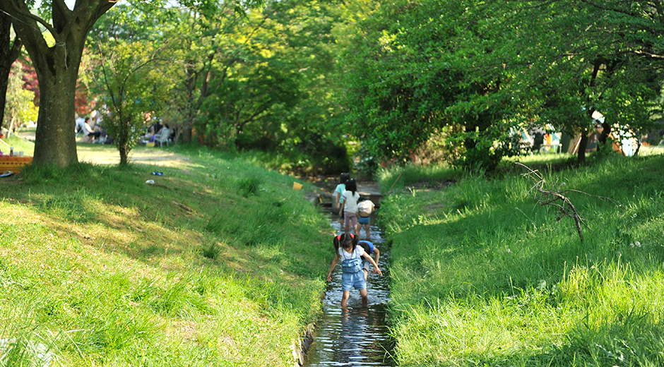 キッズスポット キャンプサイト内の水遊びができる小川で遊ぶ子供たち1
