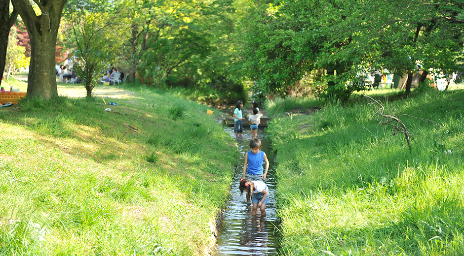 キッズスポット キャンプサイト内の水遊びができる小川で遊ぶ子供たち3